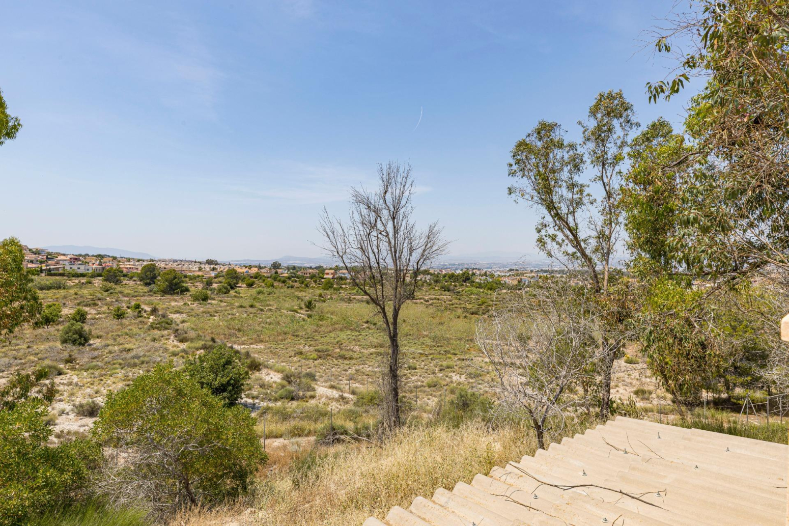 Finca rústica con vivienda de 220 metros construidos, 22.480 m² de terreno y garaje junto a La Alcayna