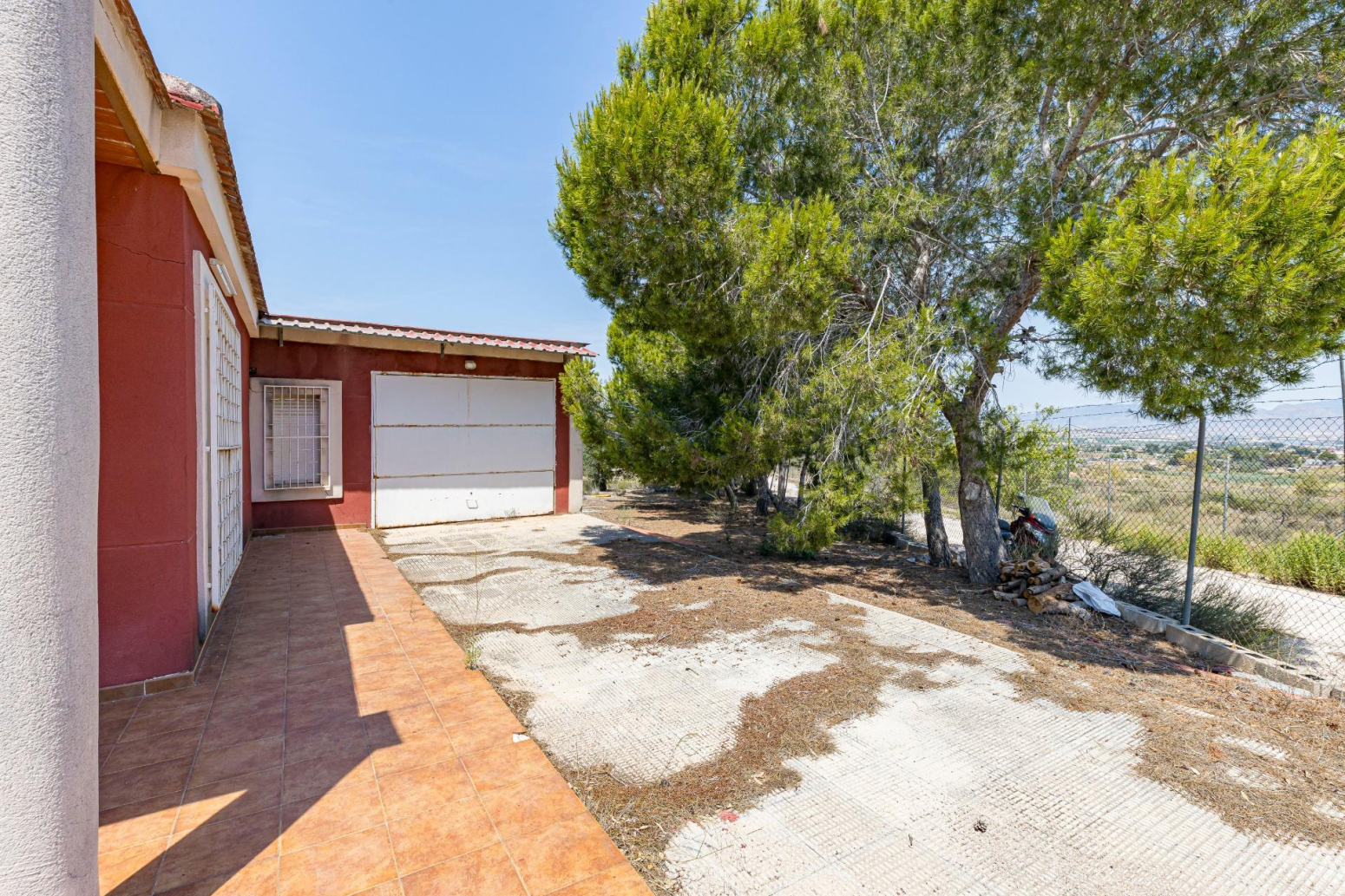 Finca rústica con vivienda de 220 metros construidos, 22.480 m² de terreno y garaje junto a La Alcayna