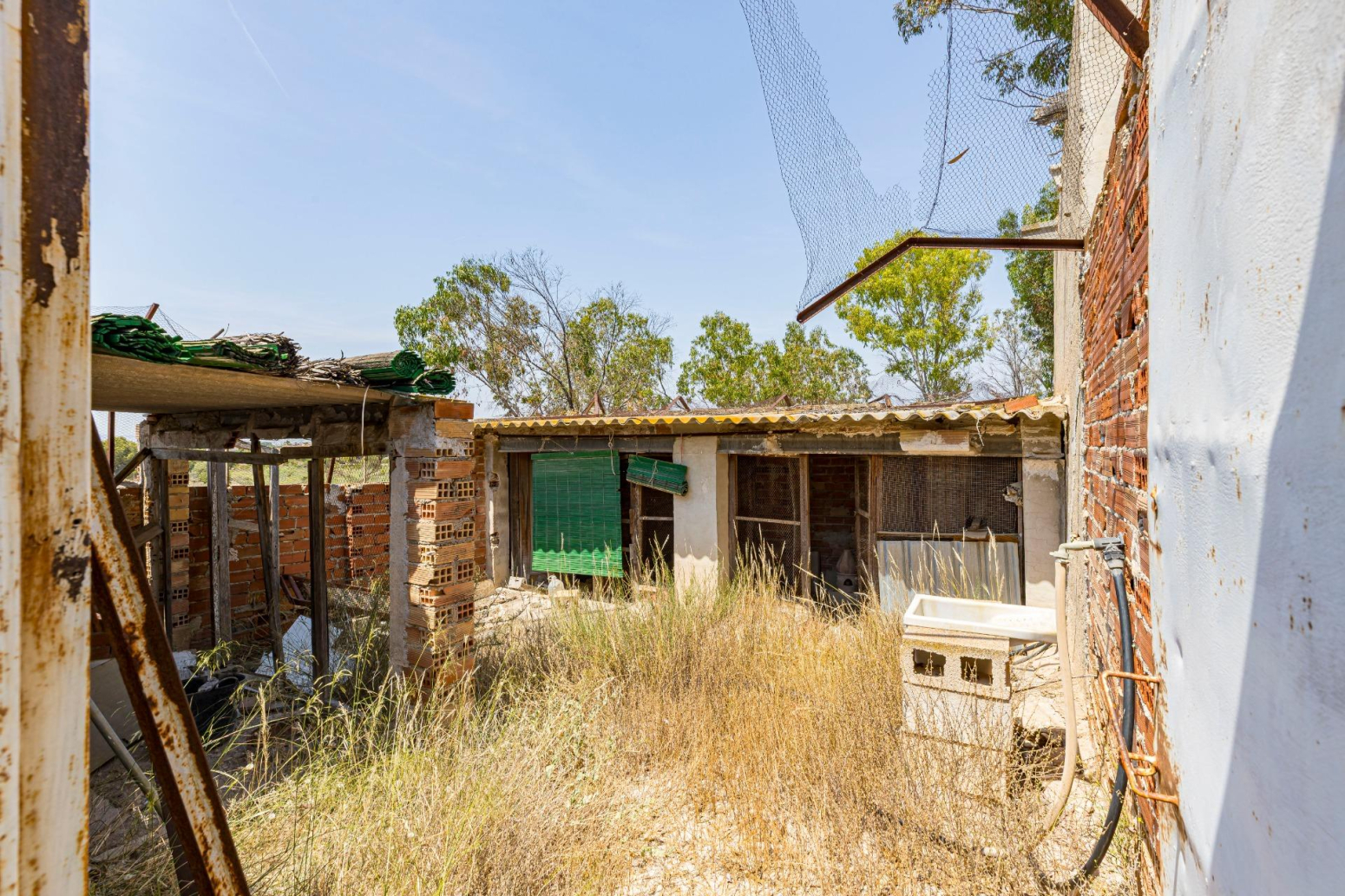 Finca rústica con vivienda de 220 metros construidos, 22.480 m² de terreno y garaje junto a La Alcayna