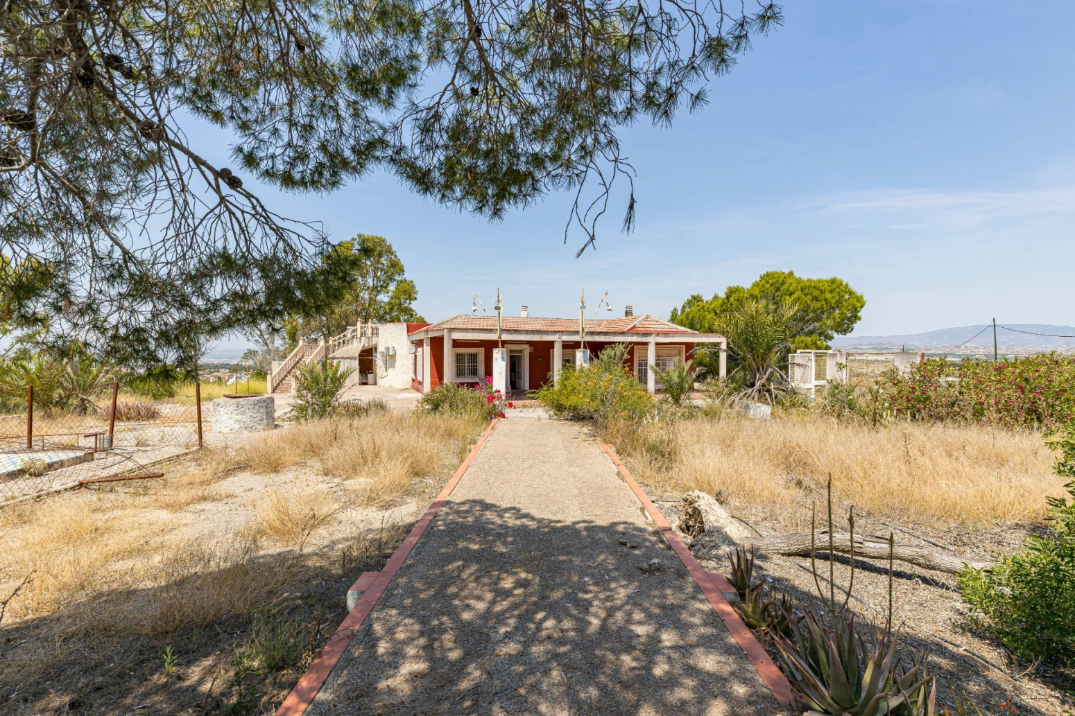 Finca rústica con vivienda de 220 metros construidos, 22.480 m² de terreno y garaje junto a La Alcayna