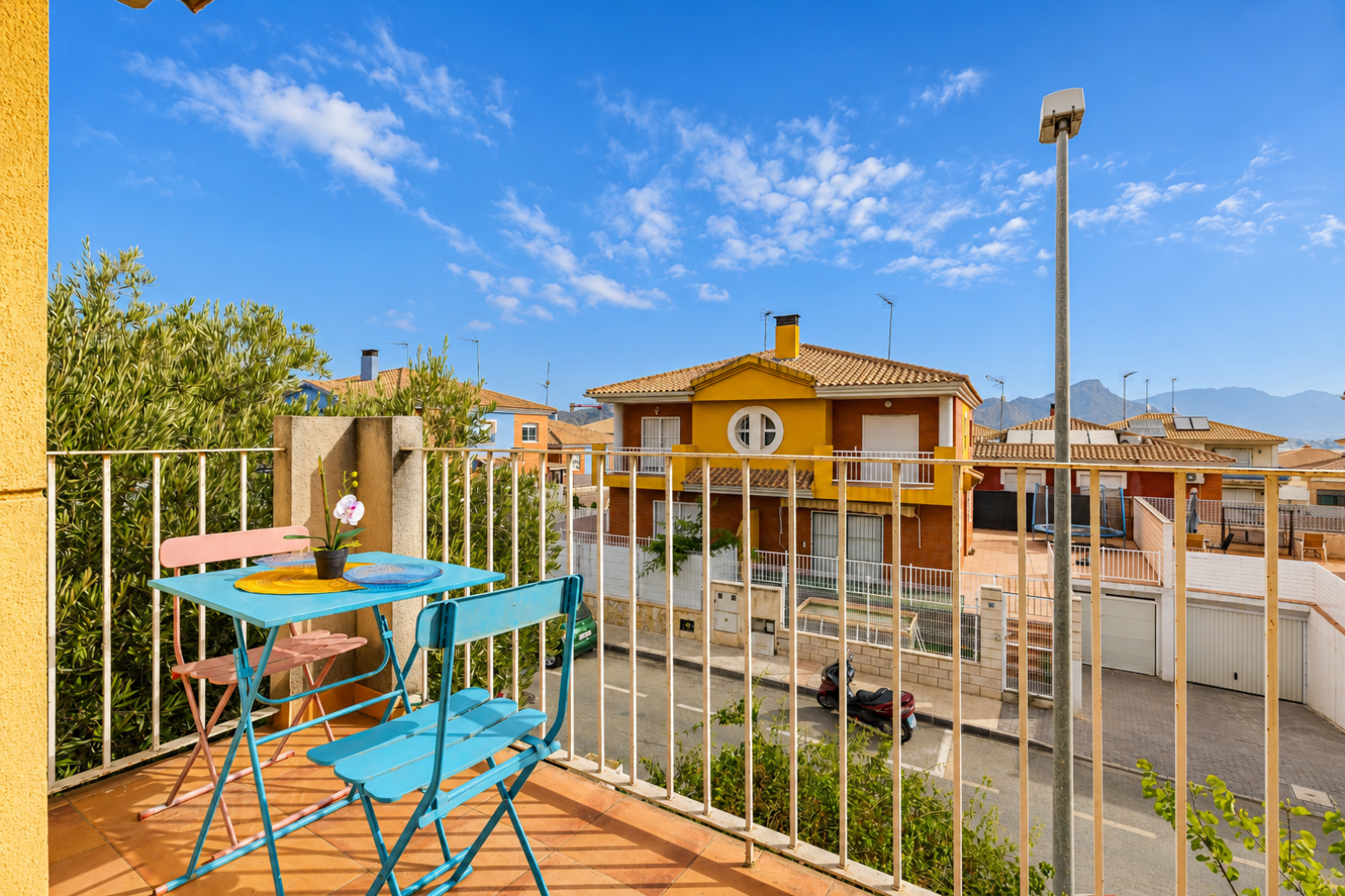 CHALET PAREADO CON JARDÍN PRIVADO EN LA URBANIZACIÓN MONTEPINAR