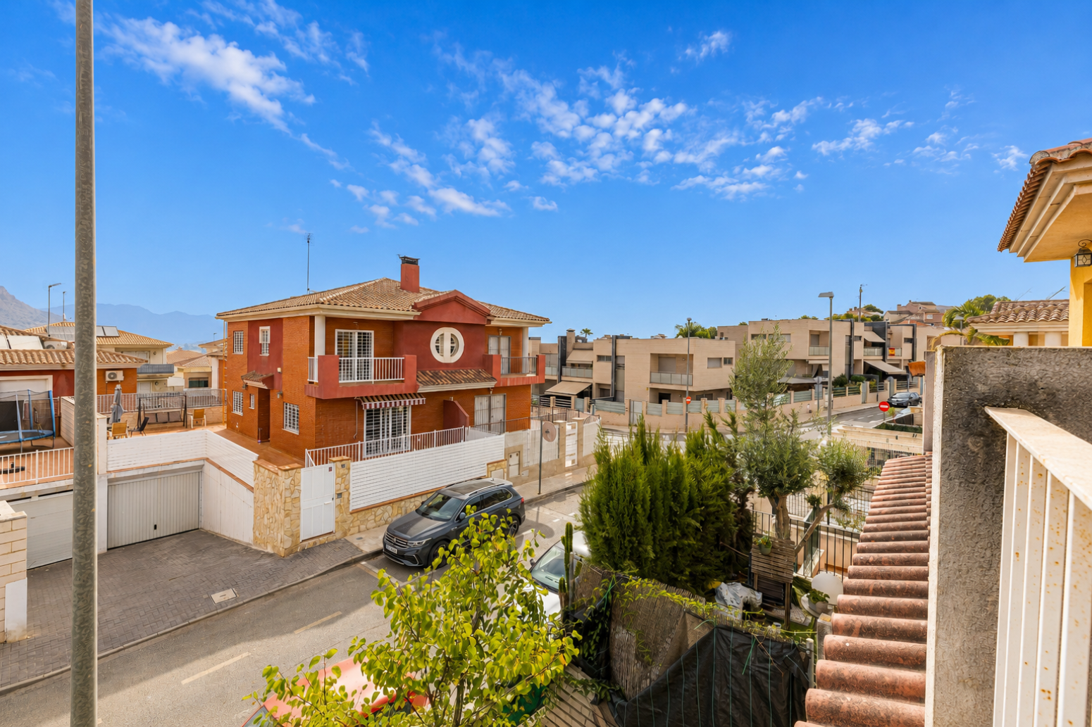 CHALET PAREADO CON JARDÍN PRIVADO EN LA URBANIZACIÓN MONTEPINAR