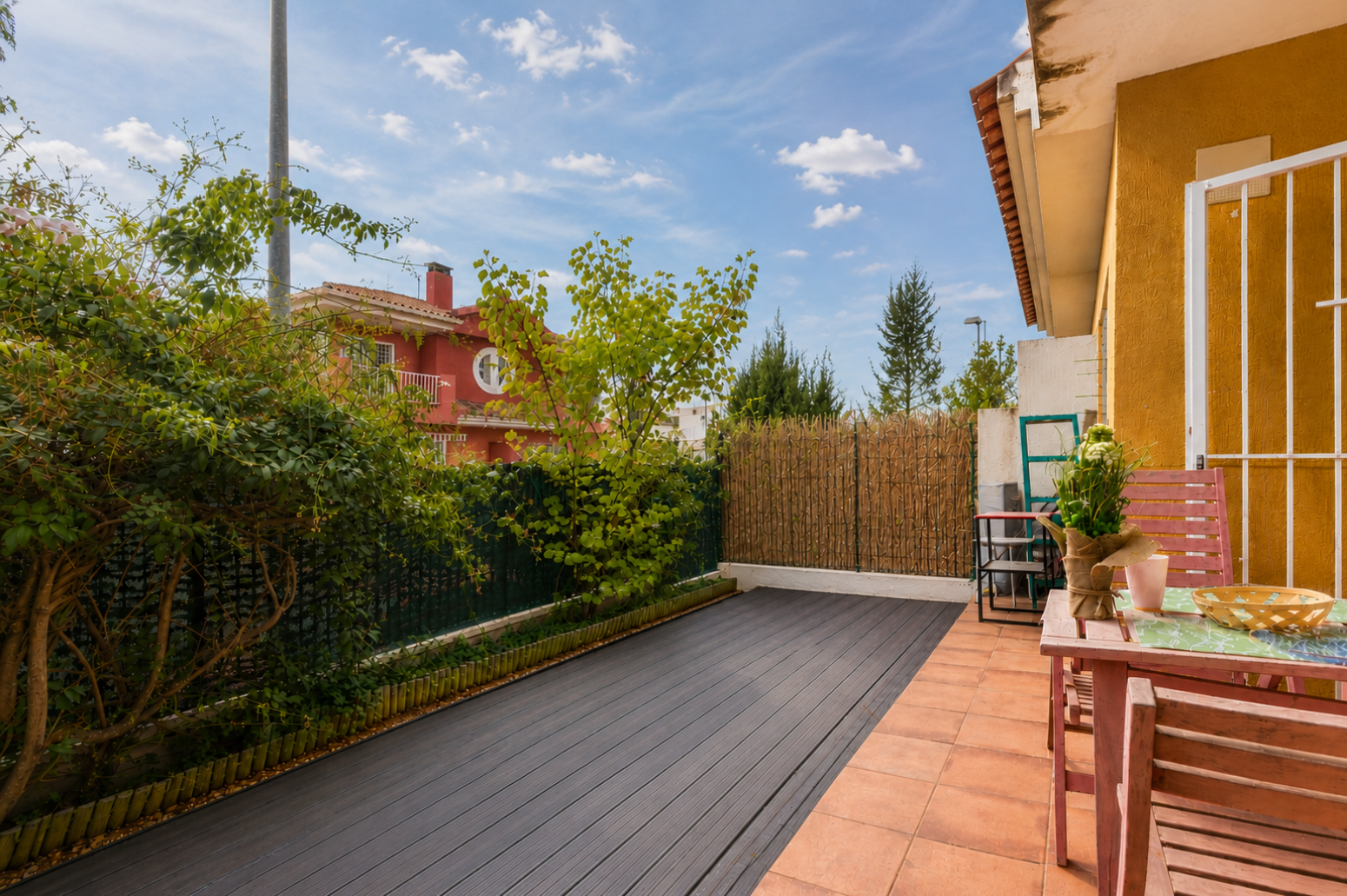 CHALET PAREADO CON JARDÍN PRIVADO EN LA URBANIZACIÓN MONTEPINAR