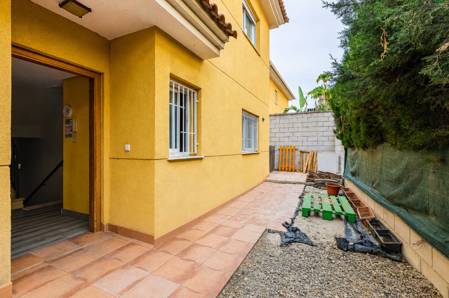 CHALET PAREADO CON JARDÍN PRIVADO EN LA URBANIZACIÓN MONTEPINAR