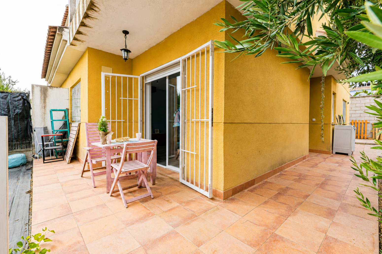CHALET PAREADO CON JARDÍN PRIVADO EN LA URBANIZACIÓN MONTEPINAR