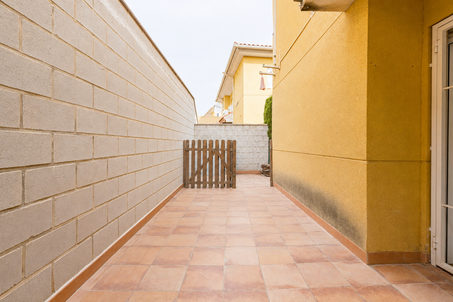 CHALET PAREADO CON JARDÍN PRIVADO EN LA URBANIZACIÓN MONTEPINAR