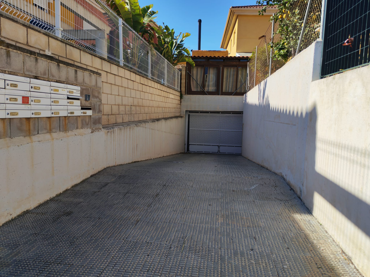 CHALET PAREADO CON JARDÍN PRIVADO EN LA URBANIZACIÓN MONTEPINAR