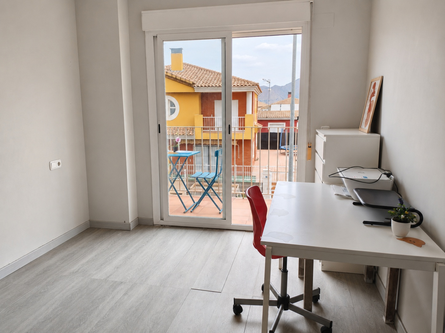 CHALET PAREADO CON JARDÍN PRIVADO EN LA URBANIZACIÓN MONTEPINAR