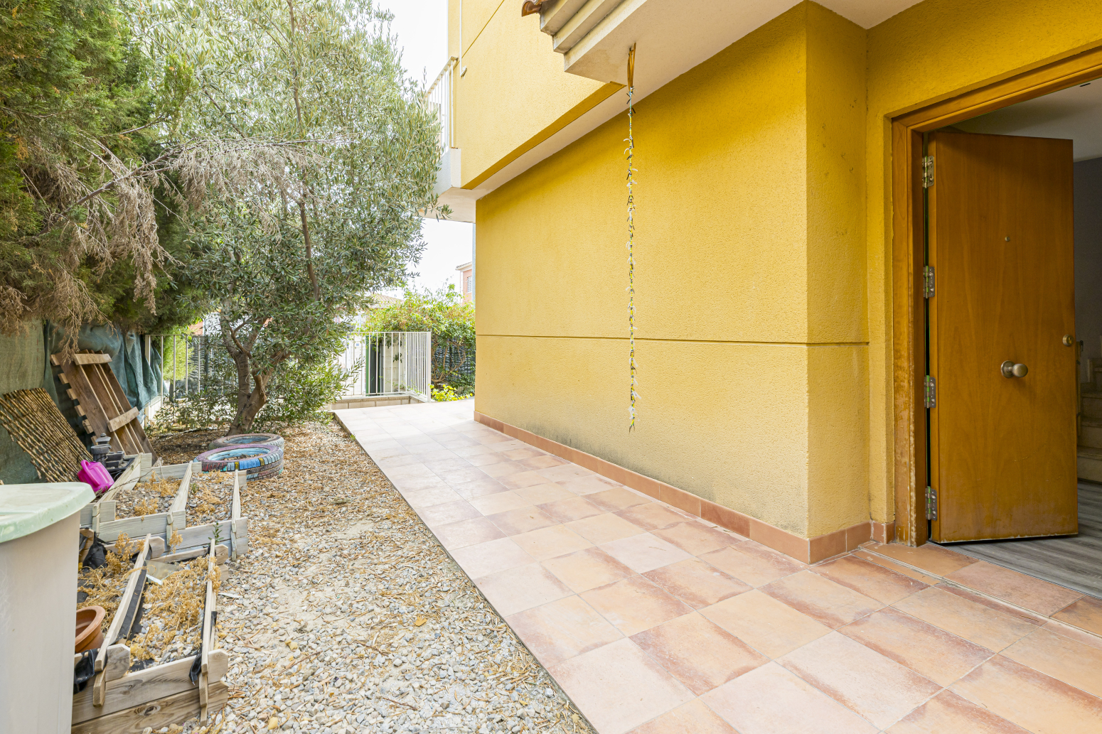 CHALET PAREADO CON JARDÍN PRIVADO EN LA URBANIZACIÓN MONTEPINAR