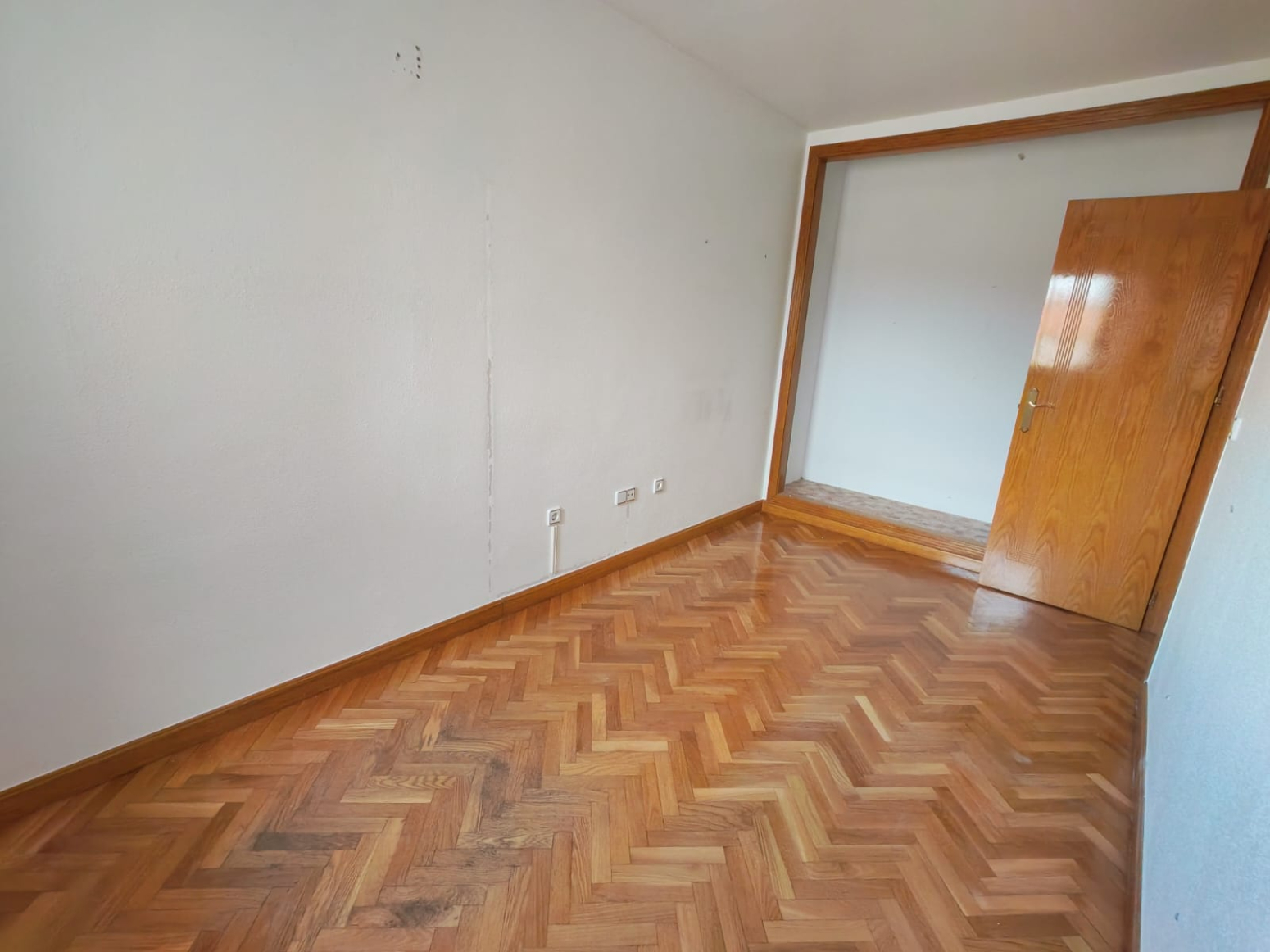 DÚPLEX ADOSADO EN LOS GARRES – 4 DORMITORIOS, TERRAZA Y GARAJE- 0% HONORARIOS PARA EL COMPRADOR