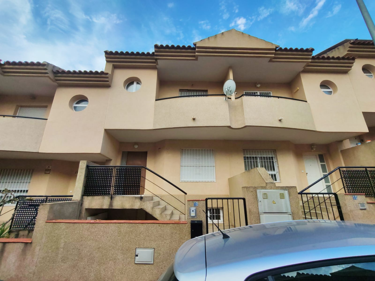 DÚPLEX ADOSADO EN LOS GARRES – 4 DORMITORIOS, TERRAZA Y GARAJE- 0% HONORARIOS PARA EL COMPRADOR