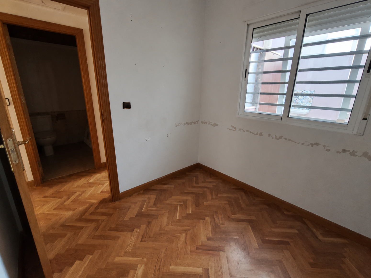 DÚPLEX ADOSADO EN LOS GARRES – 4 DORMITORIOS, TERRAZA Y GARAJE- 0% HONORARIOS PARA EL COMPRADOR