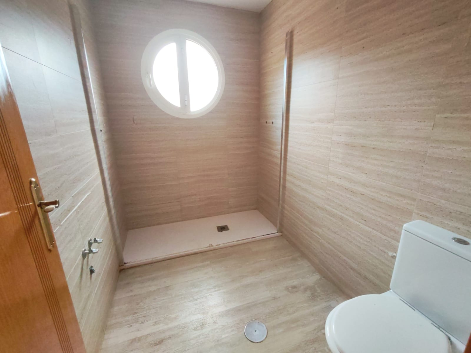 DÚPLEX ADOSADO EN LOS GARRES – 4 DORMITORIOS, TERRAZA Y GARAJE- 0% HONORARIOS PARA EL COMPRADOR