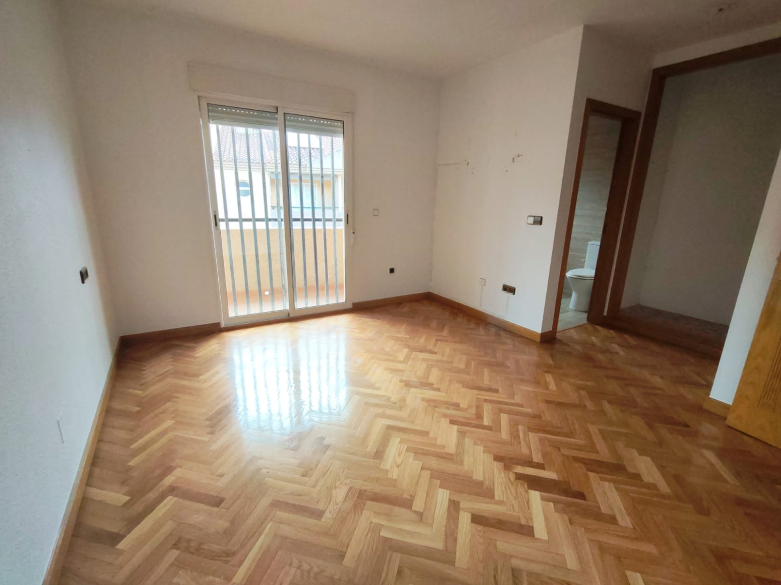 DÚPLEX ADOSADO EN LOS GARRES – 4 DORMITORIOS, TERRAZA Y GARAJE- 0% HONORARIOS PARA EL COMPRADOR