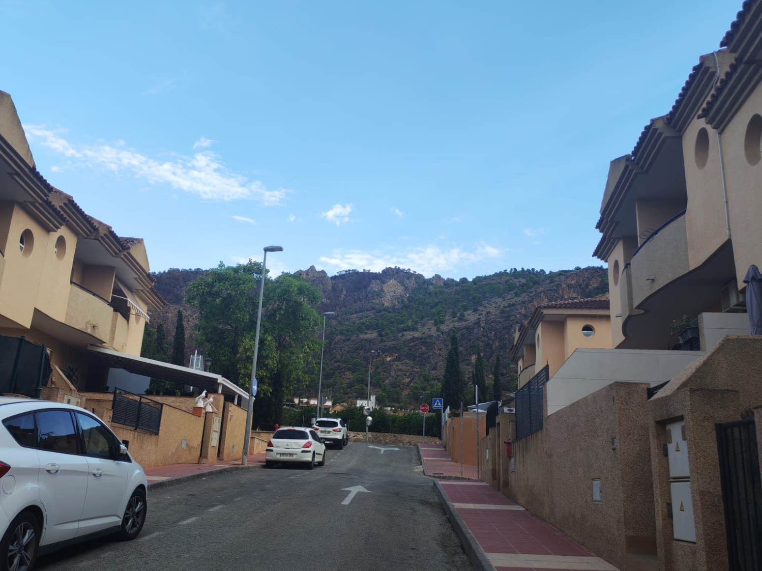 DÚPLEX ADOSADO EN LOS GARRES – 4 DORMITORIOS, TERRAZA Y GARAJE- 0% HONORARIOS PARA EL COMPRADOR