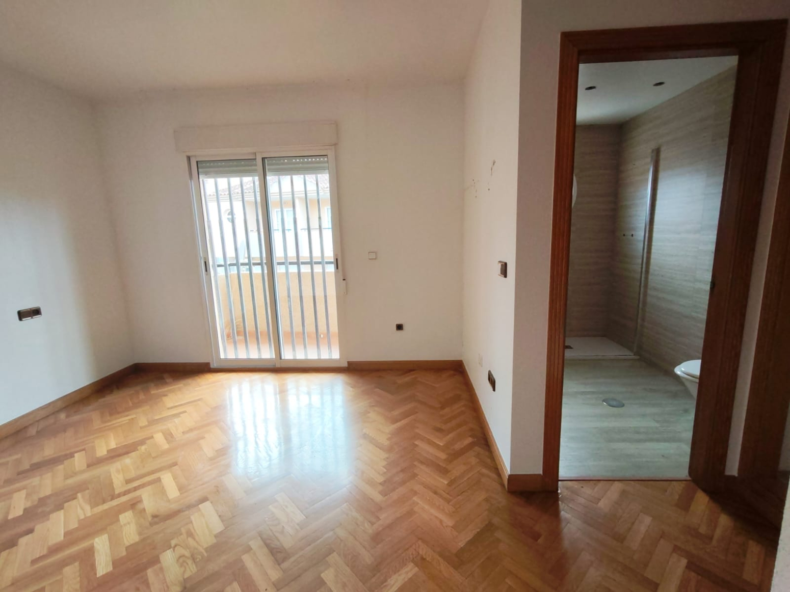 DÚPLEX ADOSADO EN LOS GARRES – 4 DORMITORIOS, TERRAZA Y GARAJE- 0% HONORARIOS PARA EL COMPRADOR