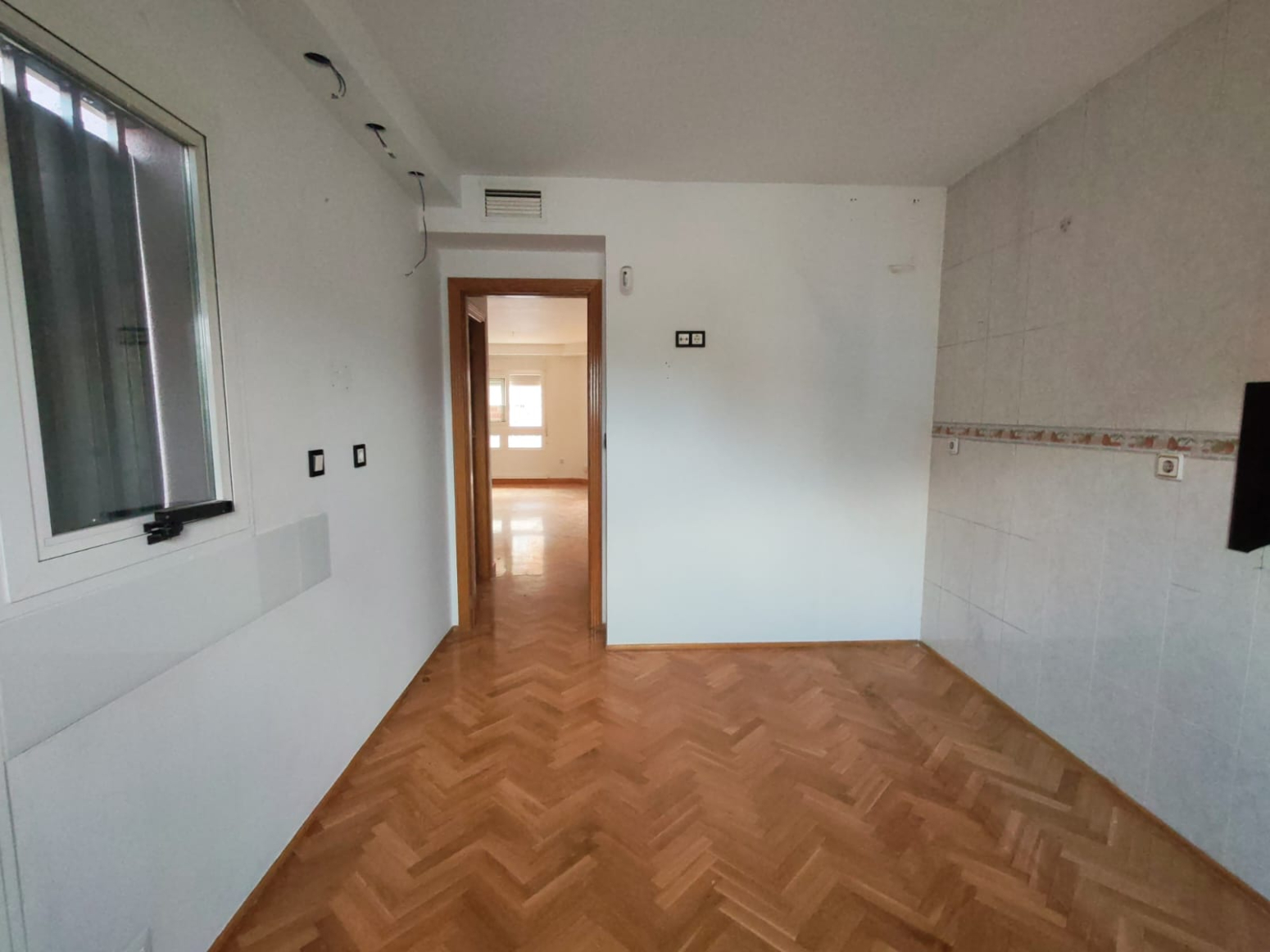 DÚPLEX ADOSADO EN LOS GARRES – 4 DORMITORIOS, TERRAZA Y GARAJE- 0% HONORARIOS PARA EL COMPRADOR