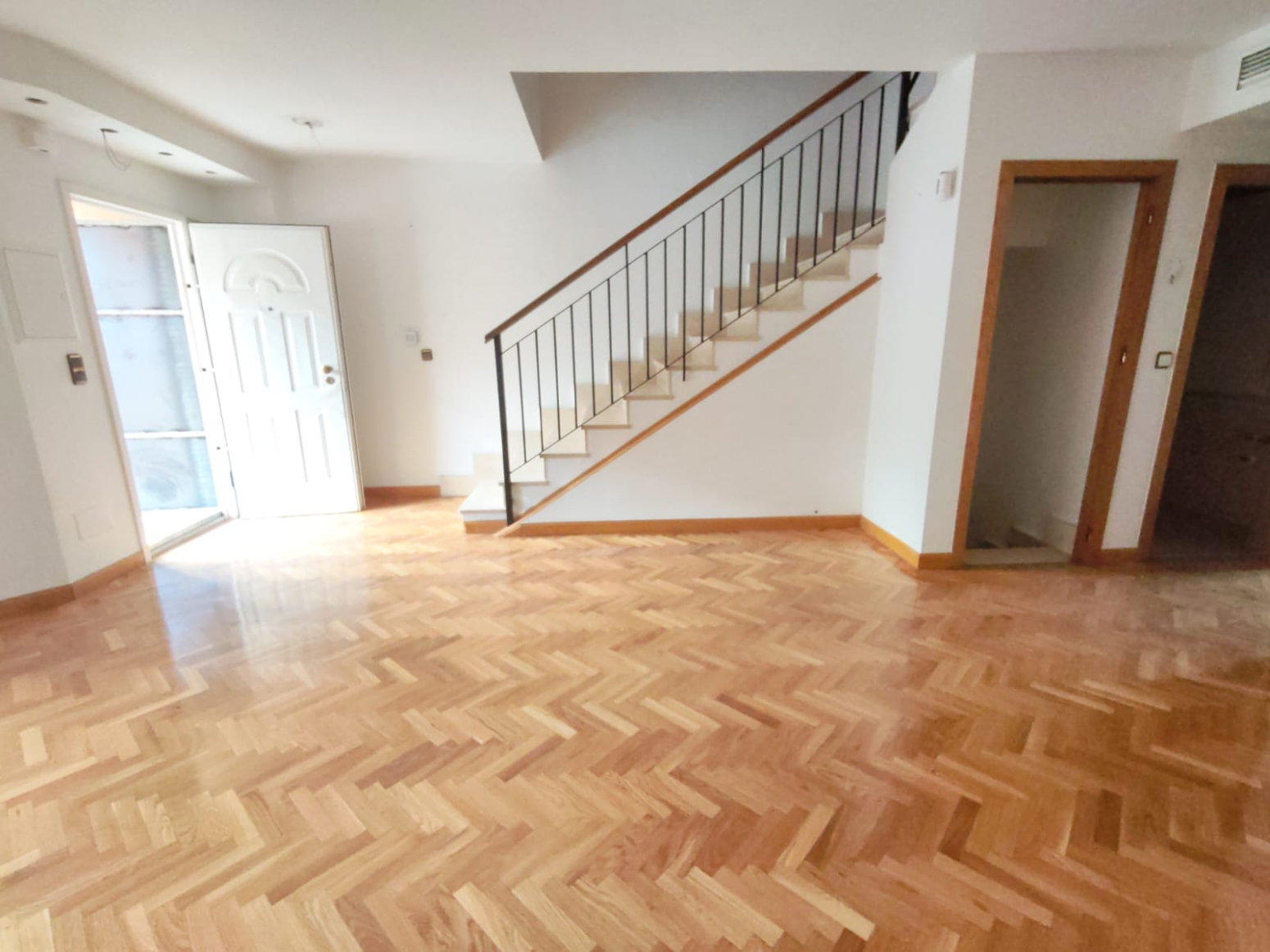 DÚPLEX ADOSADO EN LOS GARRES – 4 DORMITORIOS, TERRAZA Y GARAJE- 0% HONORARIOS PARA EL COMPRADOR