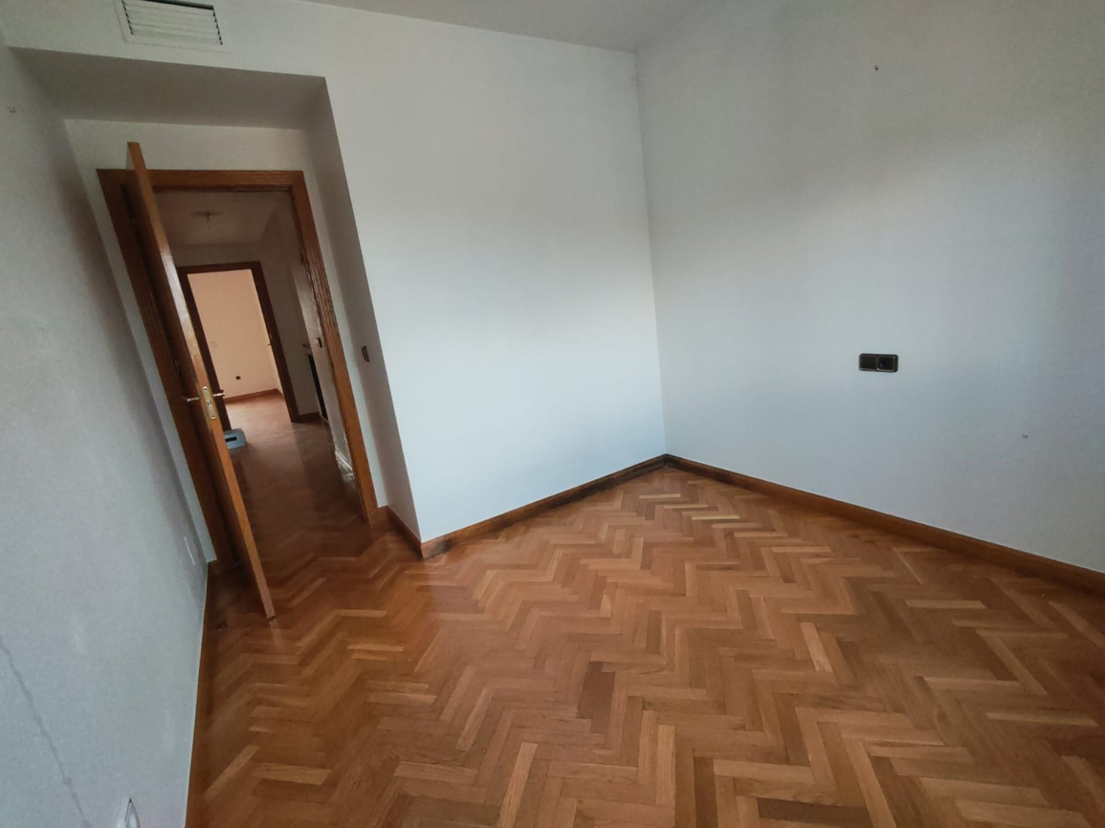DÚPLEX ADOSADO EN LOS GARRES – 4 DORMITORIOS, TERRAZA Y GARAJE- 0% HONORARIOS PARA EL COMPRADOR