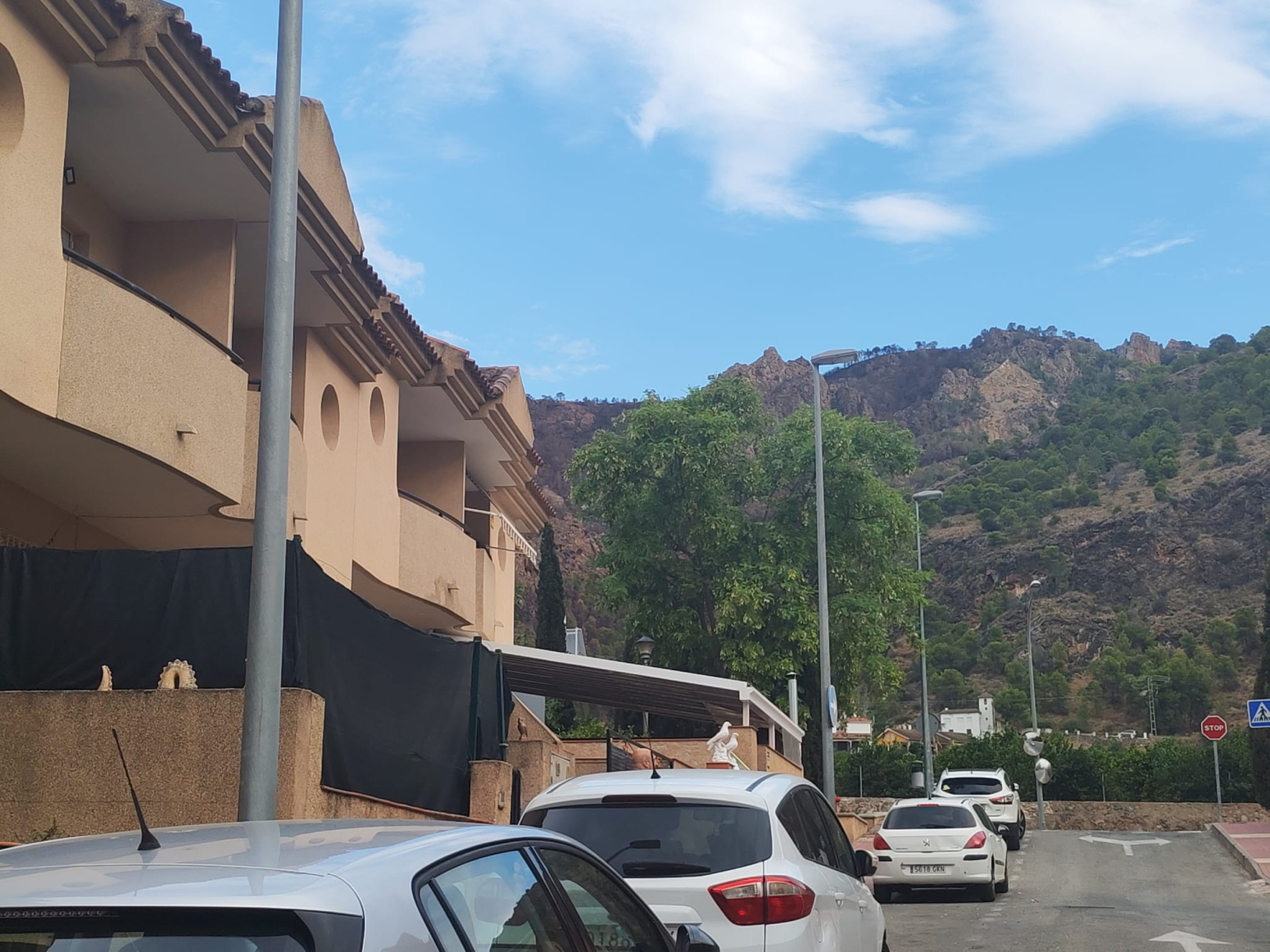 DÚPLEX ADOSADO EN LOS GARRES – 4 DORMITORIOS, TERRAZA Y GARAJE- 0% HONORARIOS PARA EL COMPRADOR