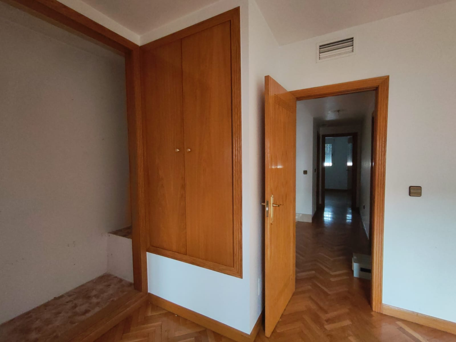 DÚPLEX ADOSADO EN LOS GARRES – 4 DORMITORIOS, TERRAZA Y GARAJE- 0% HONORARIOS PARA EL COMPRADOR