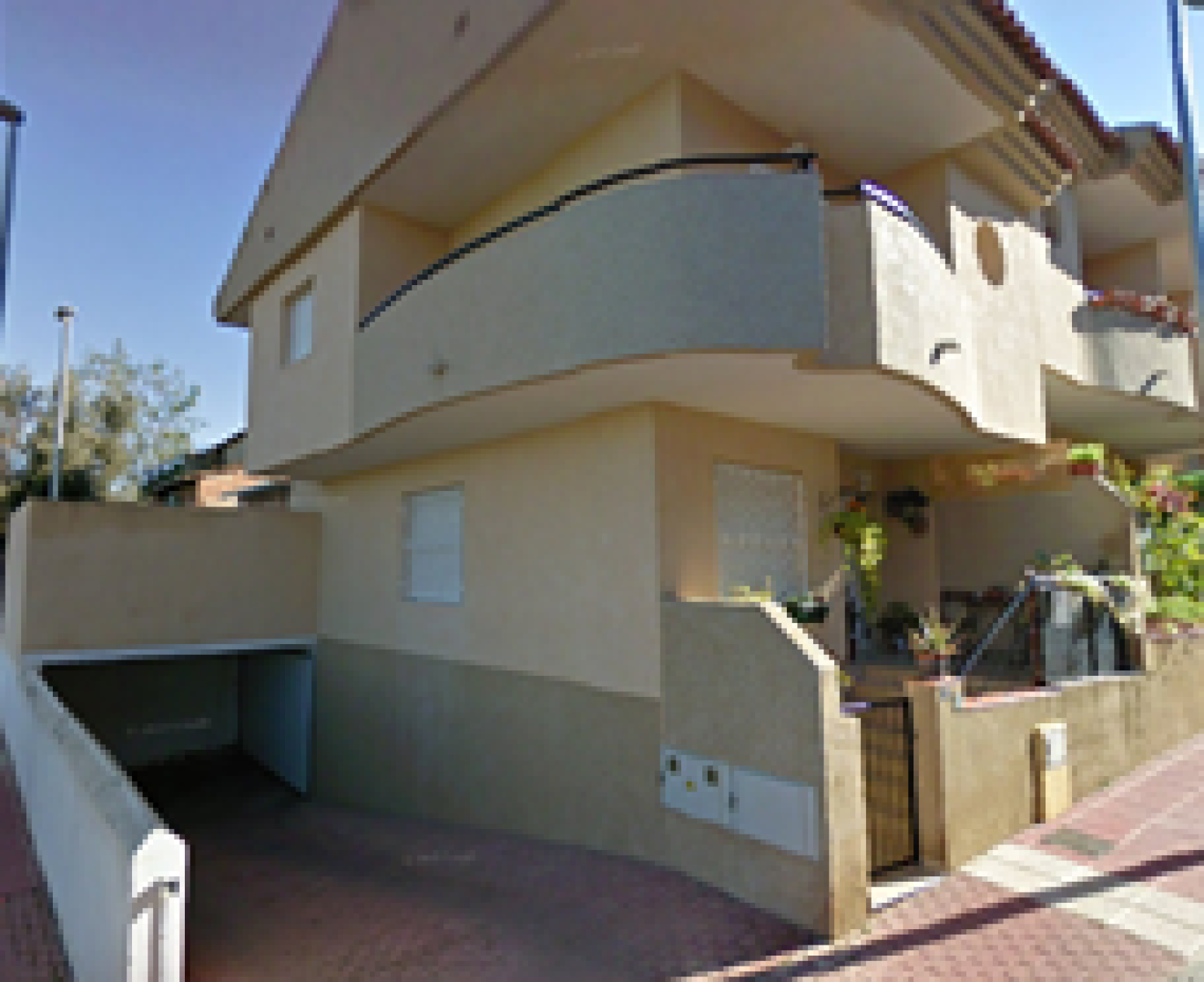 DÚPLEX ADOSADO EN LOS GARRES – 4 DORMITORIOS, TERRAZA Y GARAJE- 0% HONORARIOS PARA EL COMPRADOR