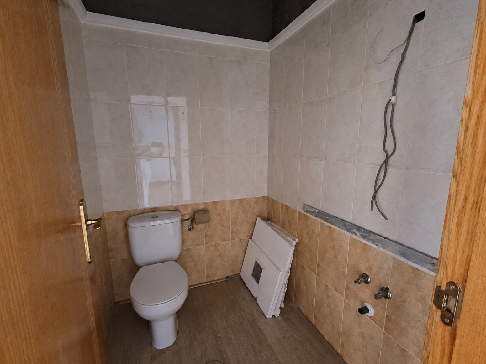 DÚPLEX ADOSADO EN LOS GARRES – 4 DORMITORIOS, TERRAZA Y GARAJE- 0% HONORARIOS PARA EL COMPRADOR