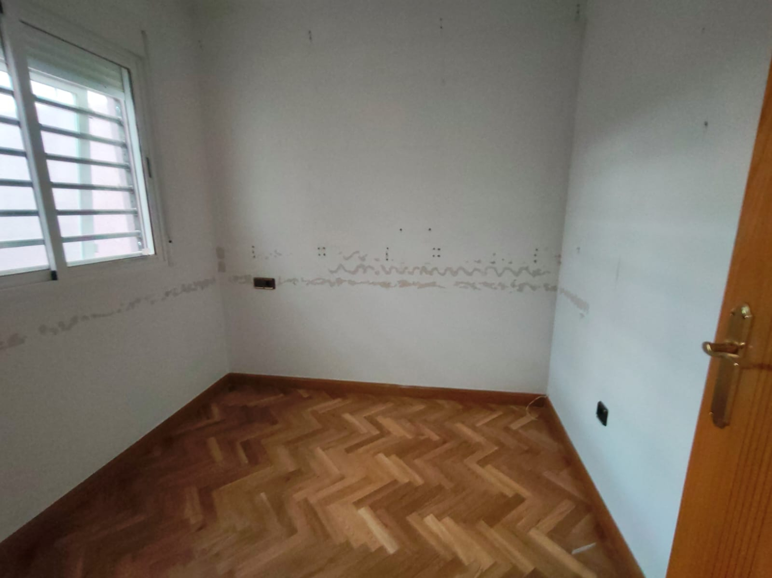 DÚPLEX ADOSADO EN LOS GARRES – 4 DORMITORIOS, TERRAZA Y GARAJE- 0% HONORARIOS PARA EL COMPRADOR