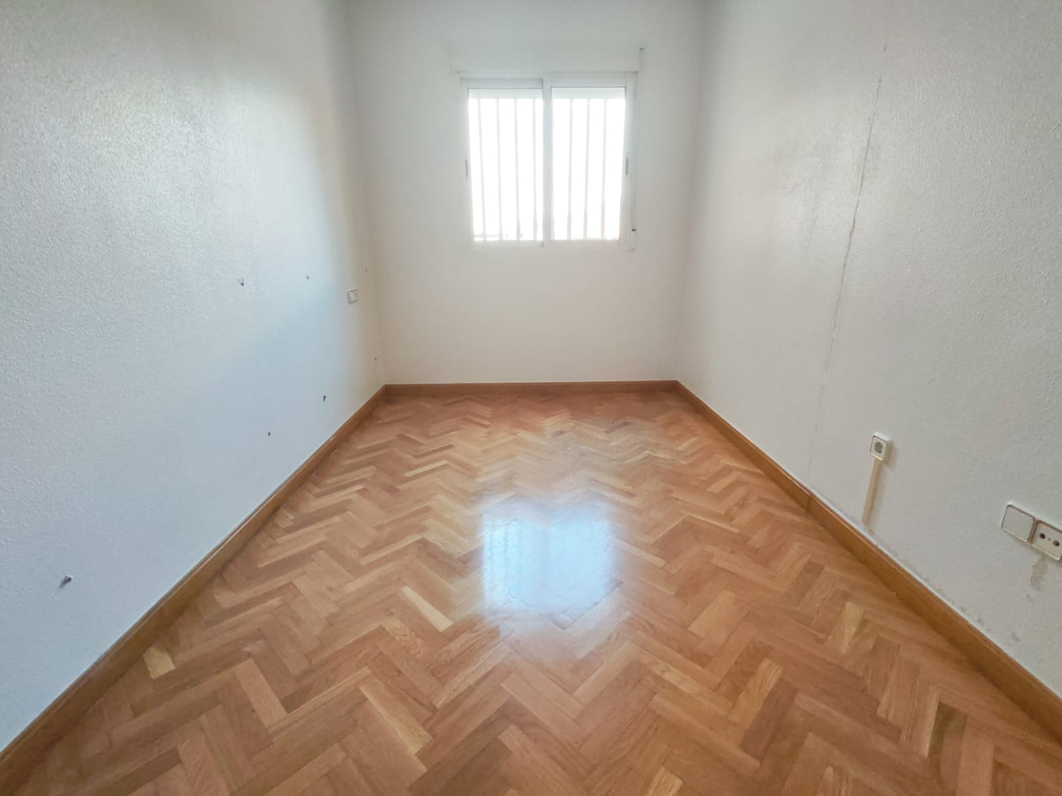 DÚPLEX ADOSADO EN LOS GARRES – 4 DORMITORIOS, TERRAZA Y GARAJE- 0% HONORARIOS PARA EL COMPRADOR