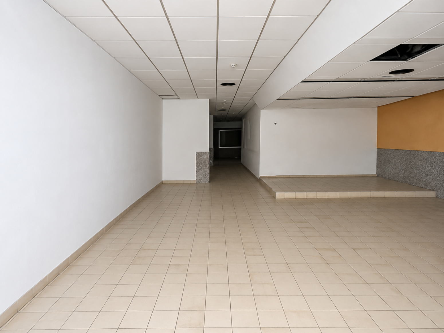 Local comercial en pleno centro de Murcia con fachada y posibilidad de acceso a dos calles de 212 m²