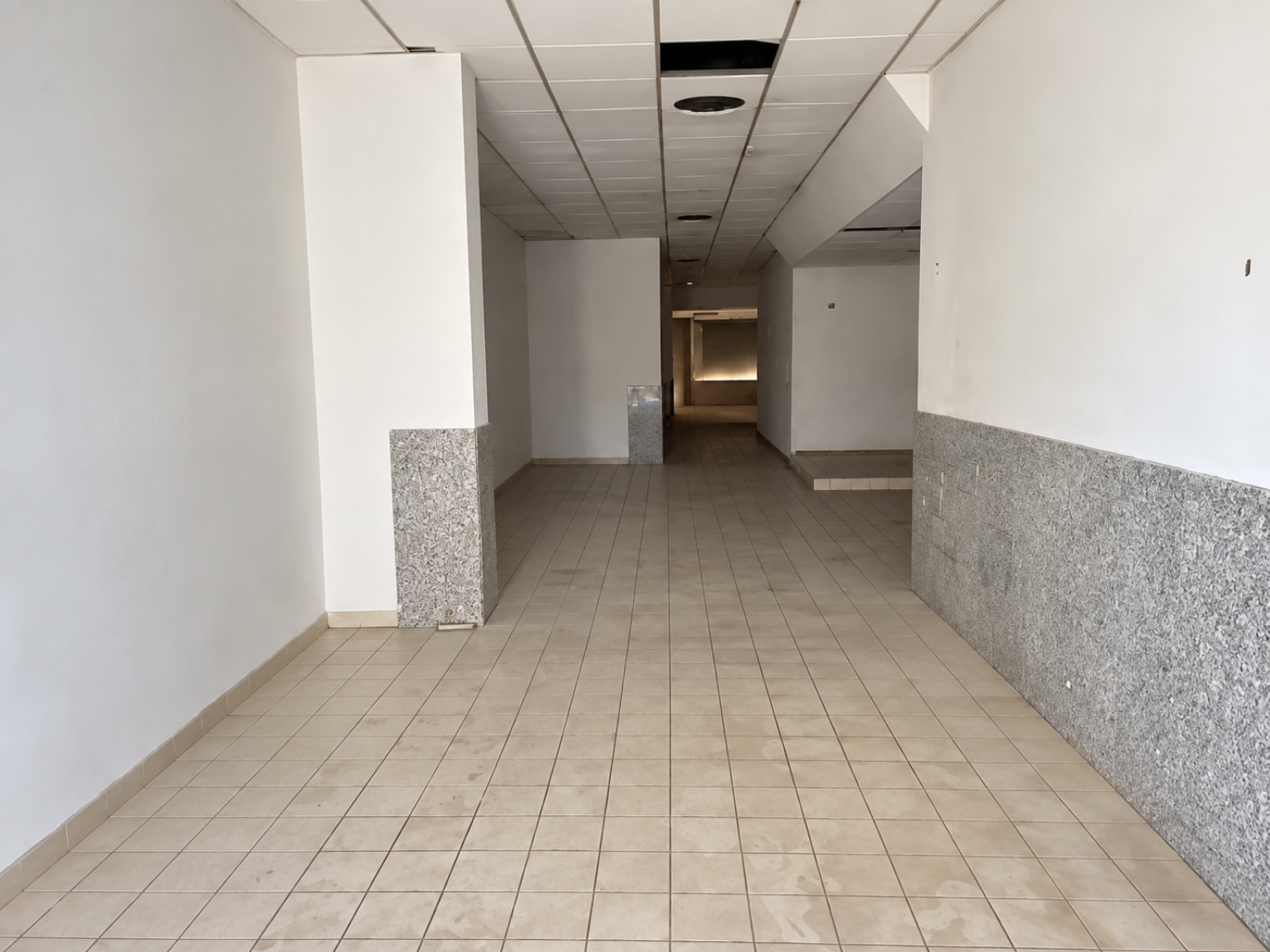 Local comercial en pleno centro de Murcia con fachada y posibilidad de acceso a dos calles de 212 m²
