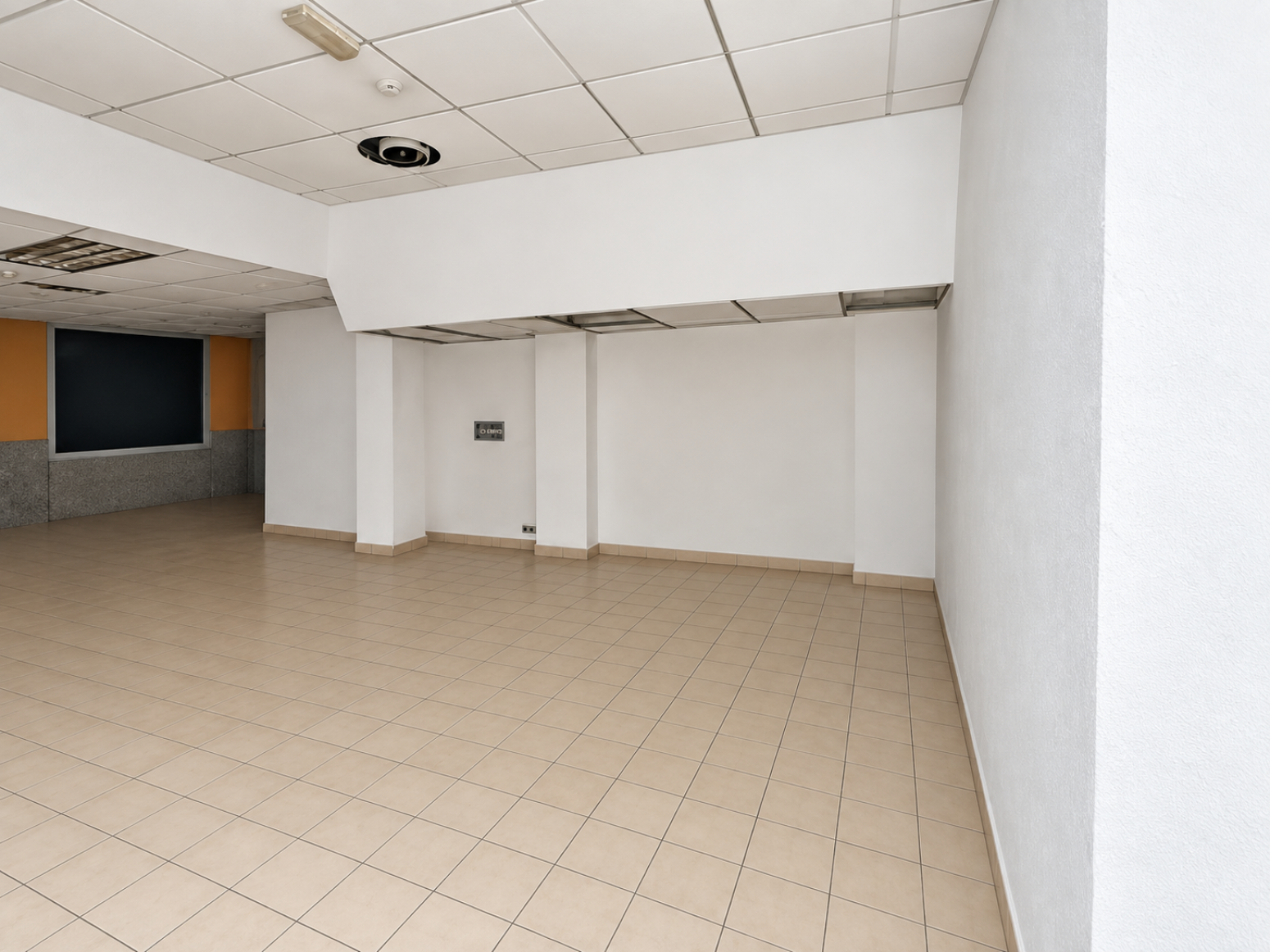 Local comercial en pleno centro de Murcia con fachada y posibilidad de acceso a dos calles de 212 m²