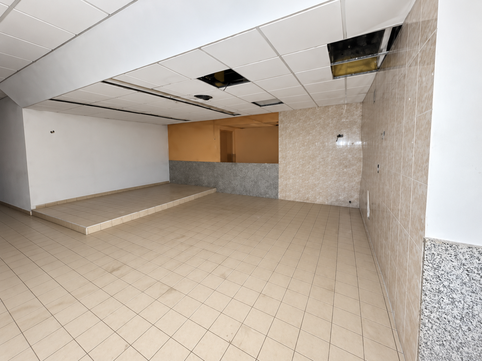 Local comercial en pleno centro de Murcia con fachada y posibilidad de acceso a dos calles de 212 m²