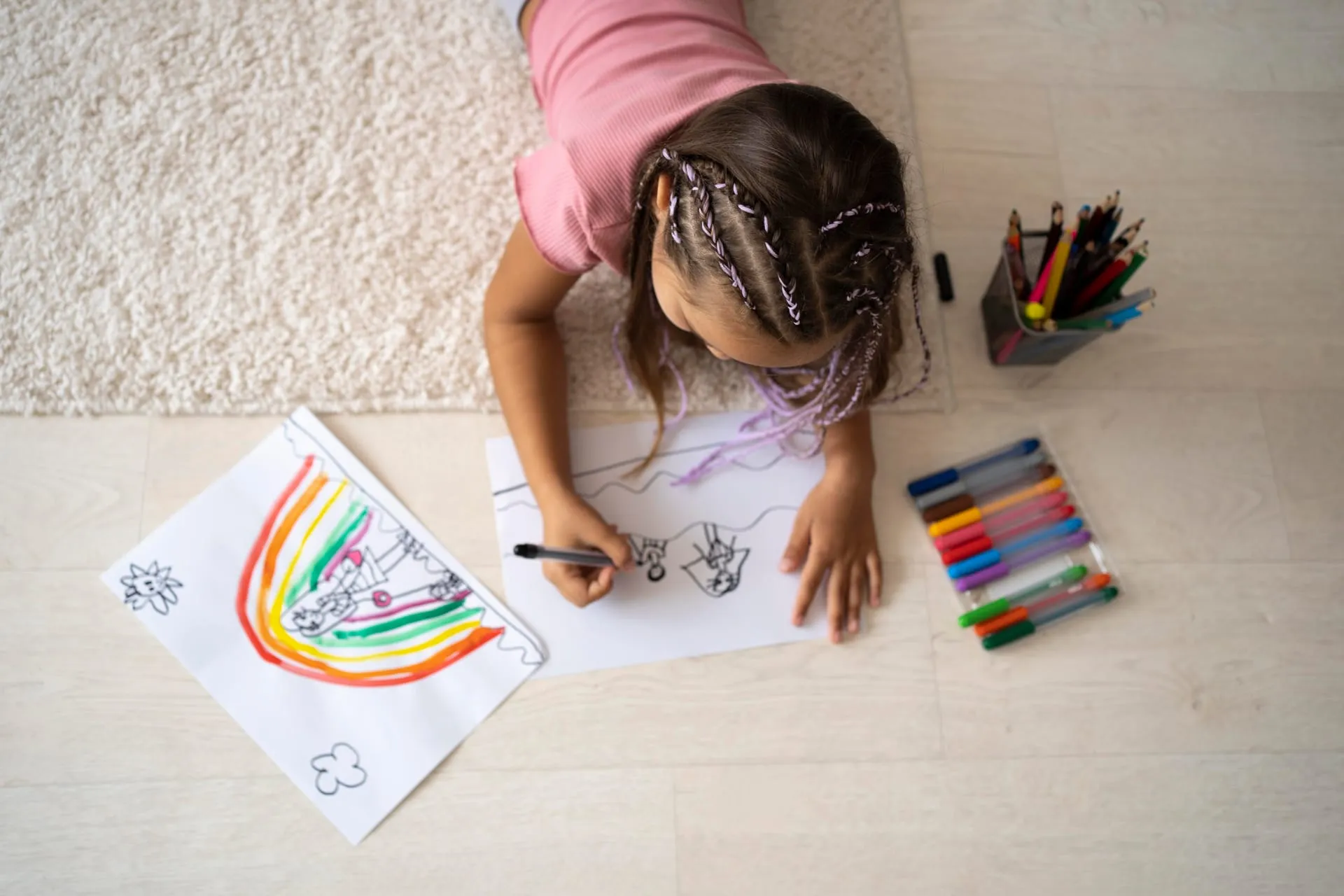 Niña dibujando en el Concurso Artístico